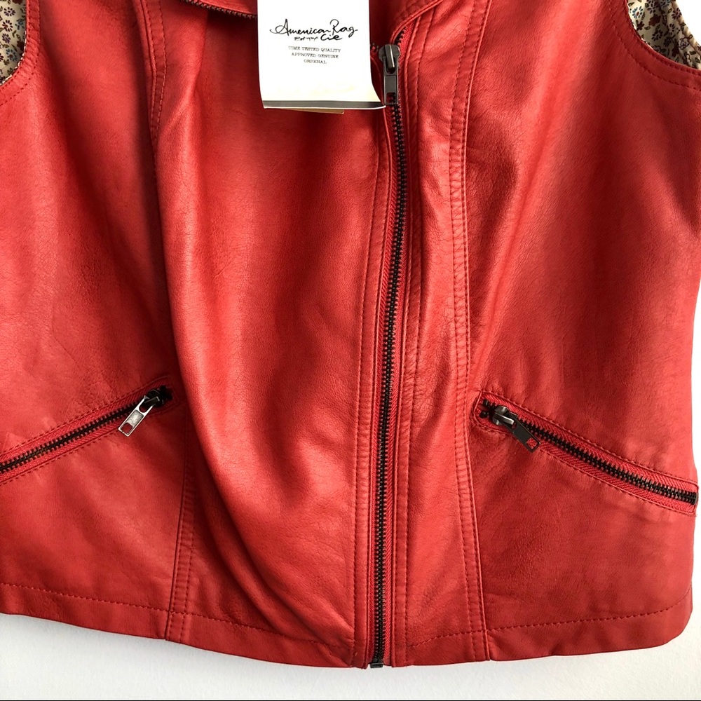 Red Vest - Picture 4 of 8